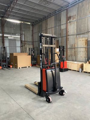 Xe nâng điện bán tự động 1,5 Tấn SPN1530