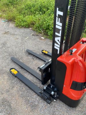 Xe nâng điện chân rộng 1,6 Tấn CL1630GEY